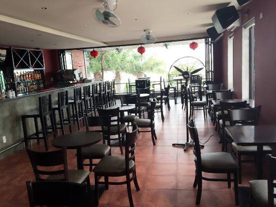 Universal 2 Cafe & Sports Pub